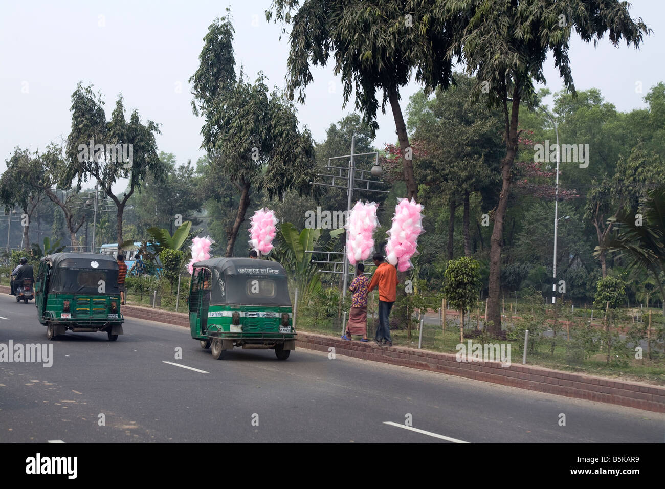 Les vendeurs de rue vendant la barbe à Dhaka Bangladesh Banque D'Images