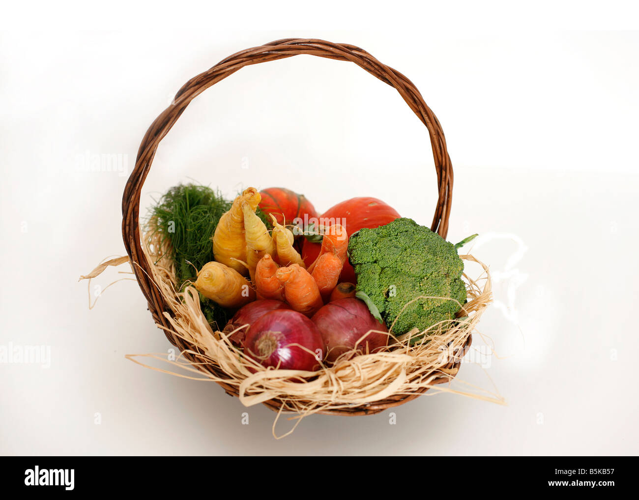 Panier de légumes mélangés affichage sur fond noir Banque D'Images