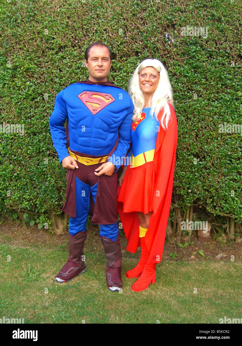 Superman et superwoman prêt pour une fête costumée. Banque D'Images