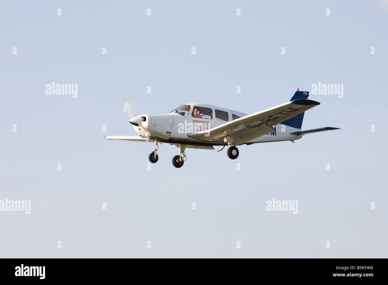 Piper PA-28-161 Cherokee Warrior G-BFYM en approche finale à la terre à l'Aérodrome de Sandtoft Banque D'Images