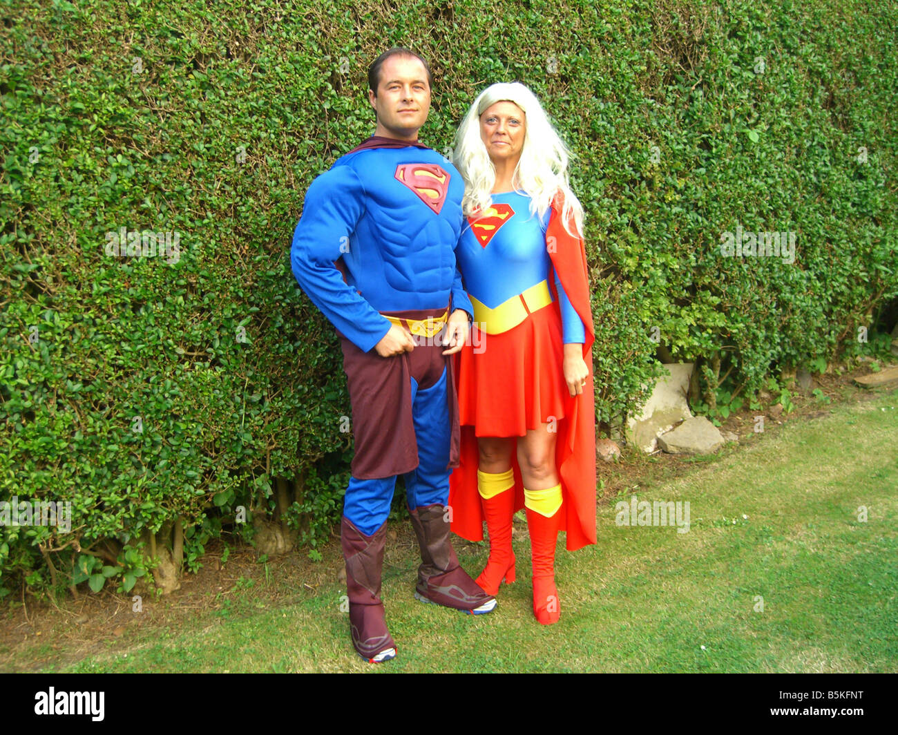 Superman et superwoman prête à assister à une fête costumée. Banque D'Images