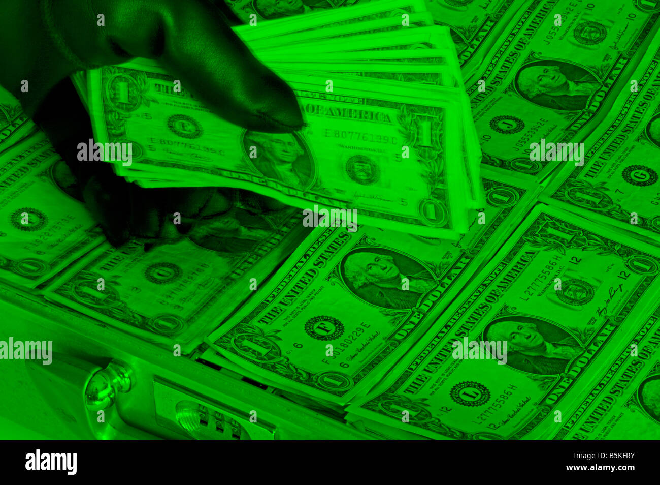 Main gantée et une mallette pleine de billets d'un dollar sur la sécurité de l'écran de l'appareil photo Banque D'Images