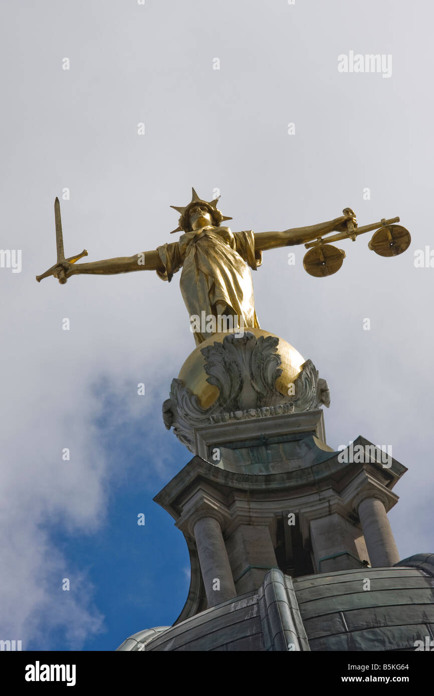 Statue de la balance de la Justice sur le haut de la Cour pénale centrale Old Bailey London England UK Banque D'Images
