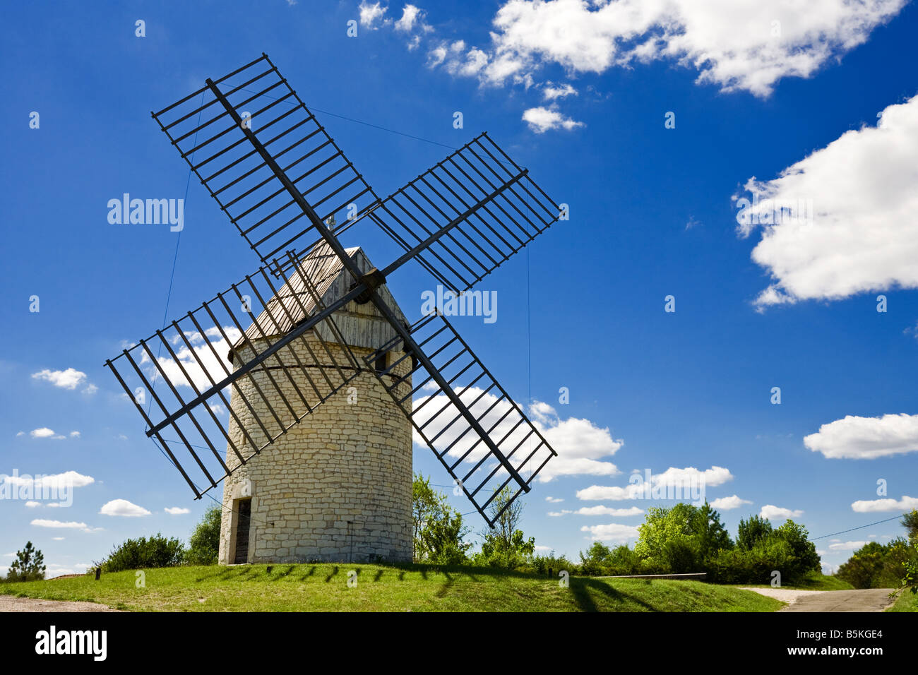 Ancien moulin à vent traditionnel français dans le Lot, dans le sud de la France, Europe Banque D'Images