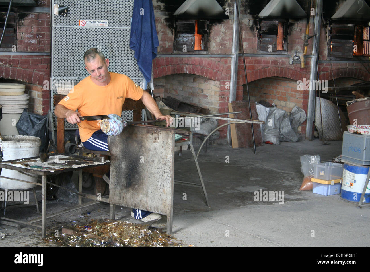 Bouilloire en verre dans une usine sur l'île de Murano, Venise, Italie. Banque D'Images