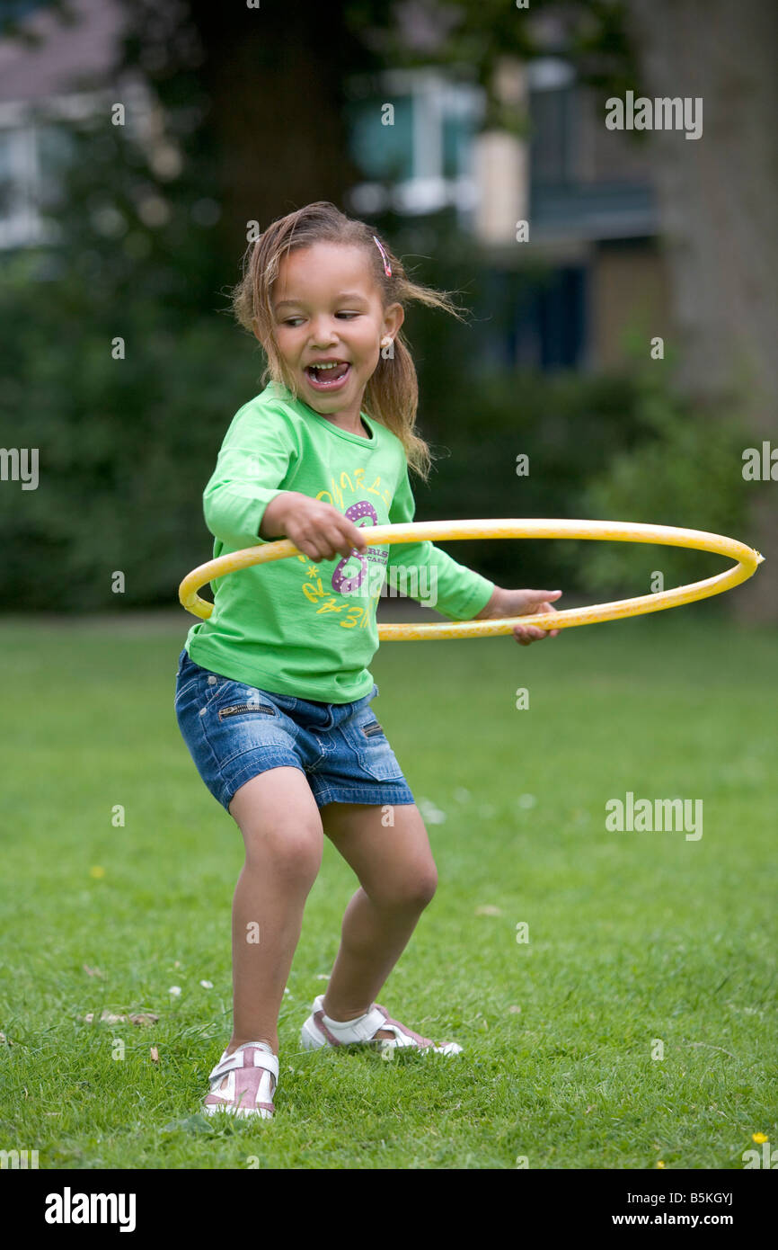 Fille avec un hula hoop Banque D'Images