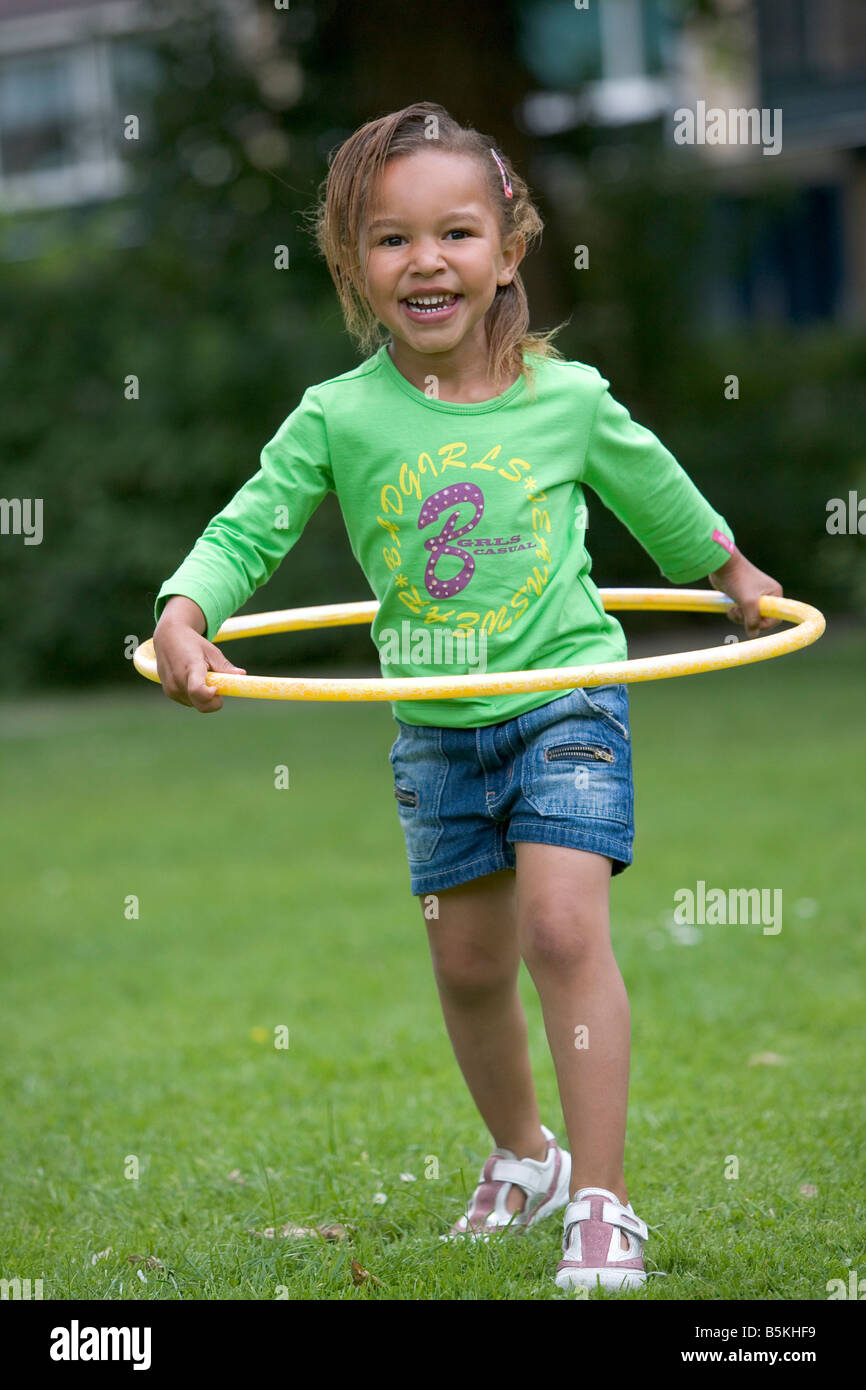 Fille avec un hula hoop Banque D'Images