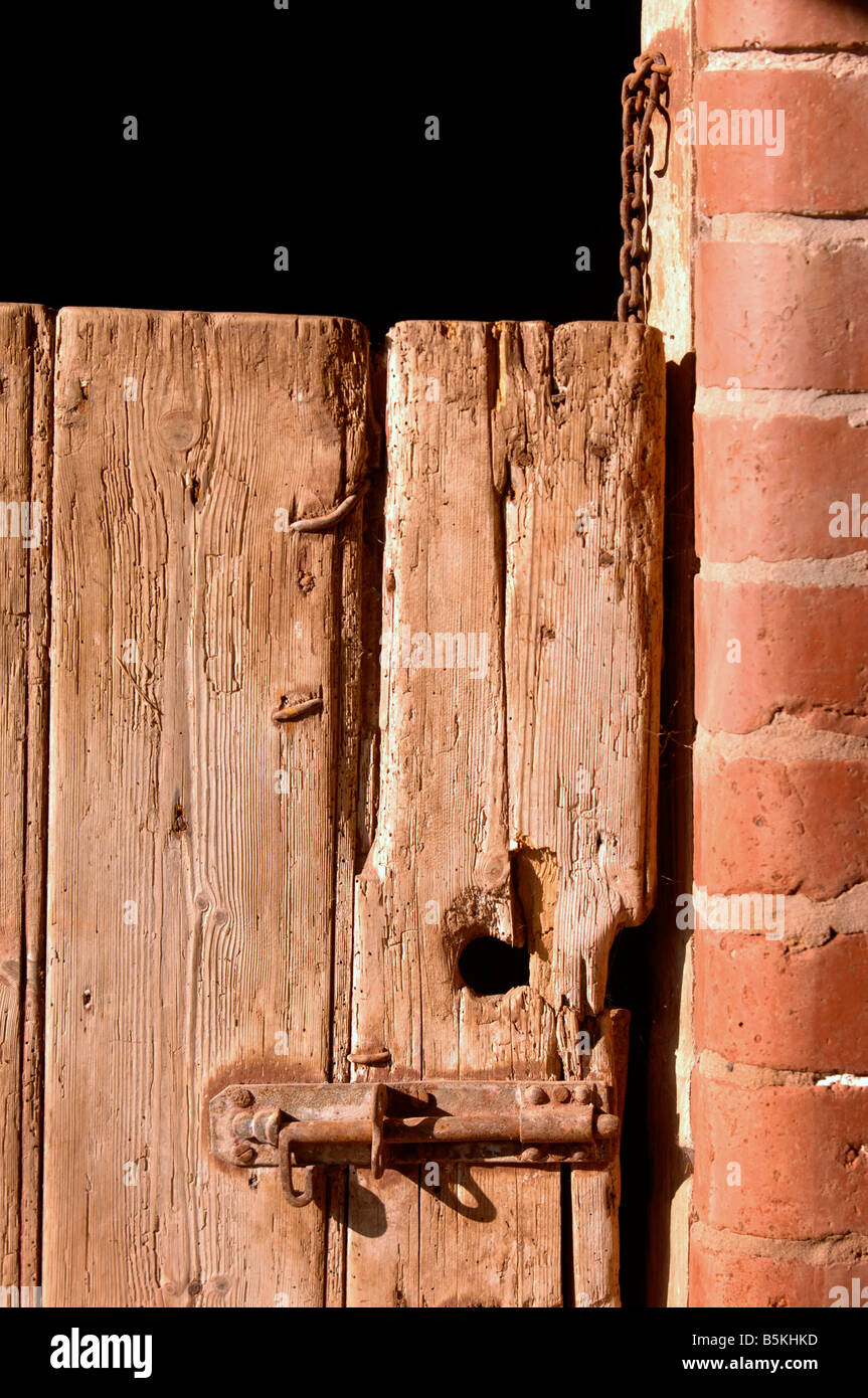 Détail d'une grange en brique rouge avec des portes de bois rustique dans le Herefordshire UK Banque D'Images