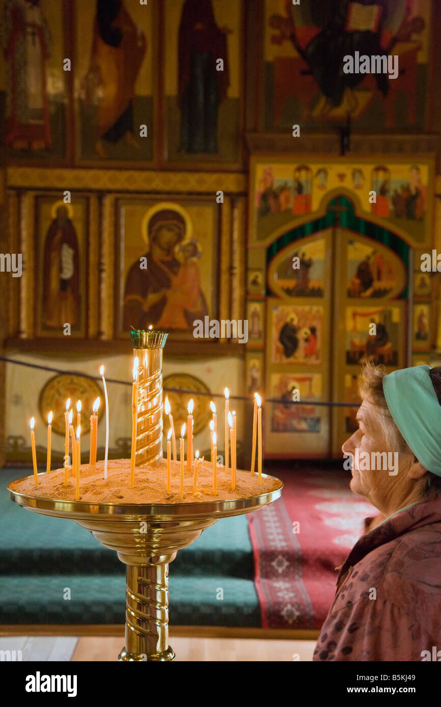 Bougies d'éclairage des femmes dans la Cathédrale du Christ Sauveur à Kaliningrad, Russie Banque D'Images