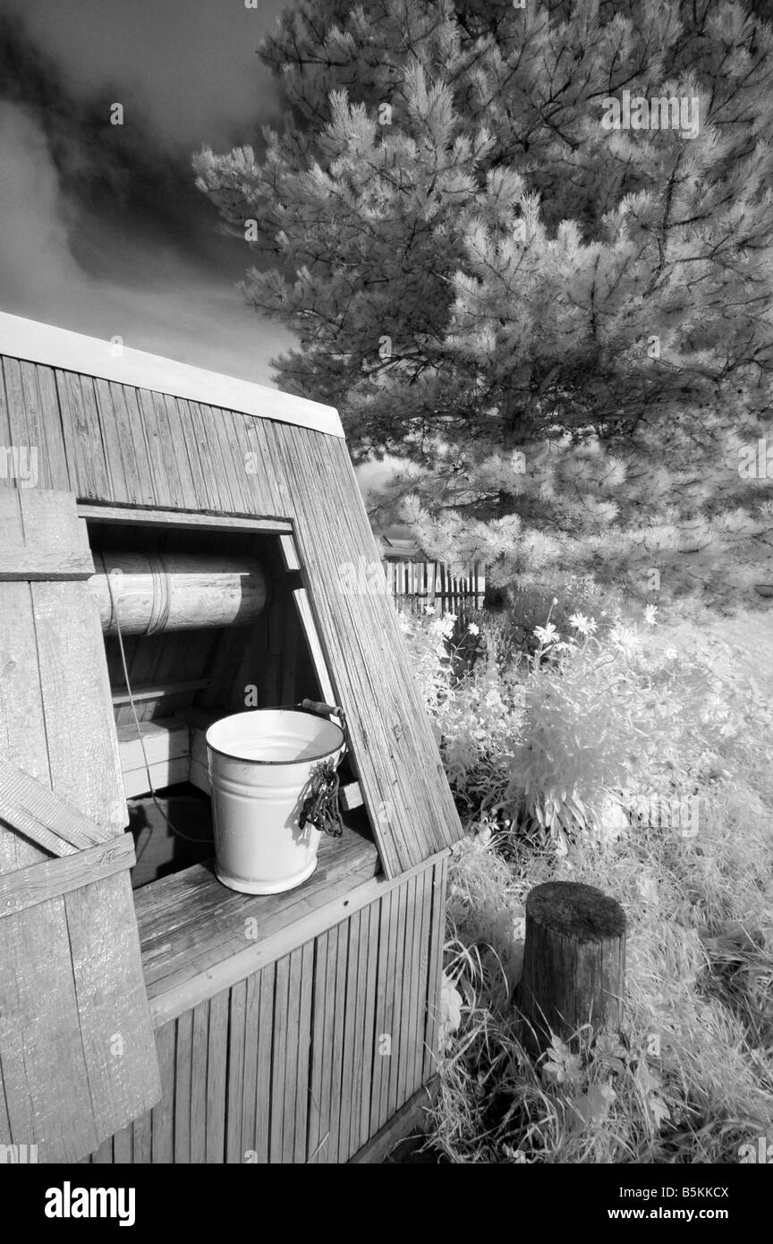 L'image infrarouge d'une datcha est bien Somino, village, dans la région de Leningrad, Russie Banque D'Images