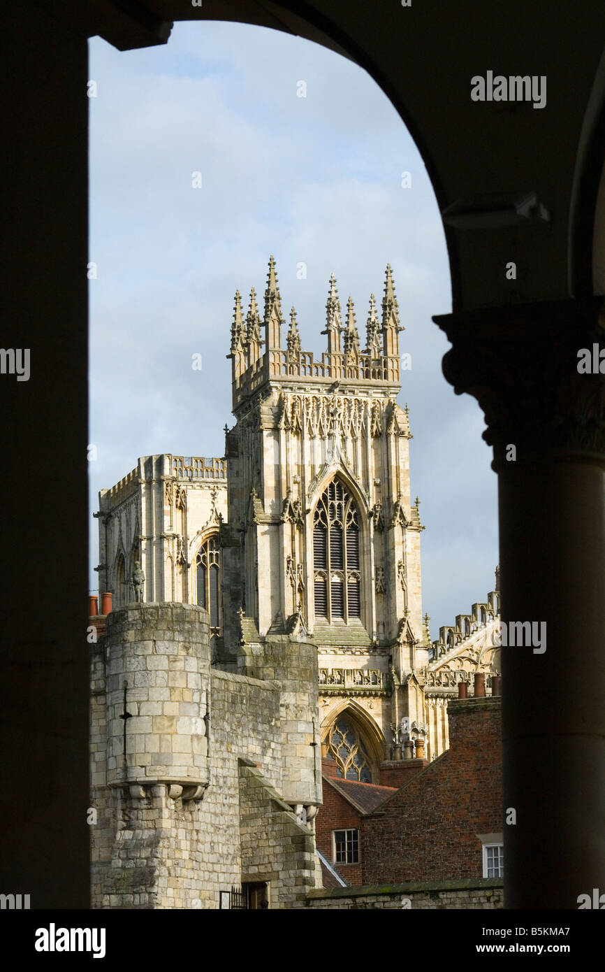 La cathédrale de York dans le cadre de colonnes Banque D'Images