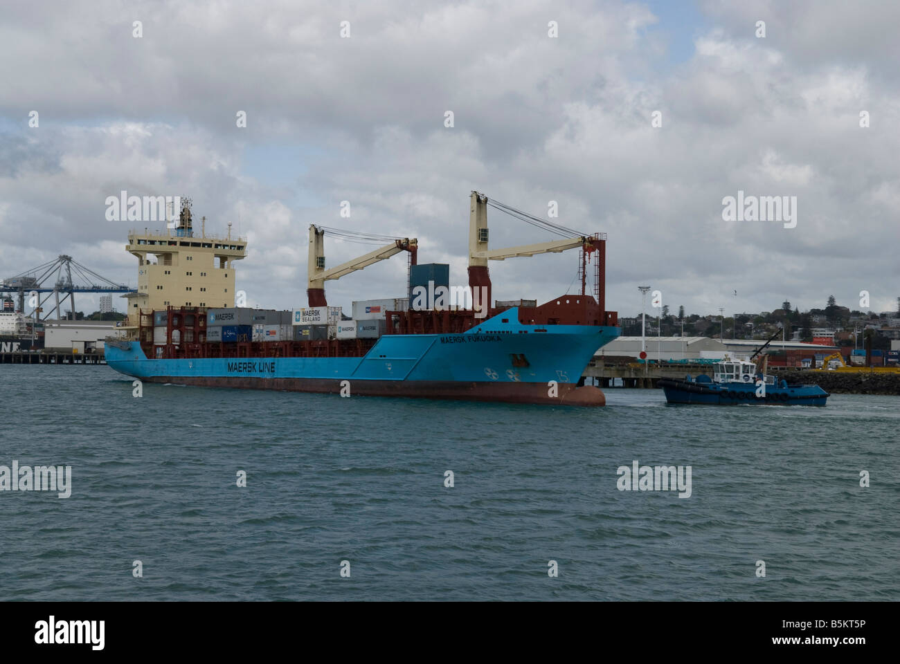 Le Maersk Fukuoka, un porte-conteneurs, dans le port d'Auckland, île du Nord, en Nouvelle-Zélande. Les conteneurs des navires entre la Nouvelle-Zélande et les îles du Pacifique. Banque D'Images