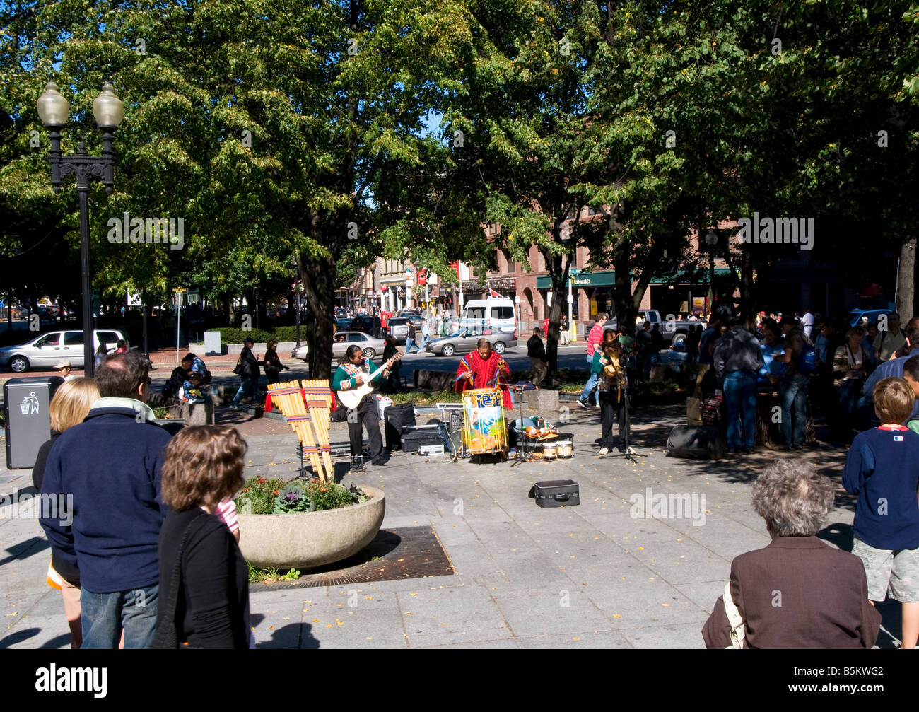 Des musiciens de rue jouer à une foule sur une journée d'automne ensoleillée, près de Faneuil Hall, Boston, New England USA Banque D'Images