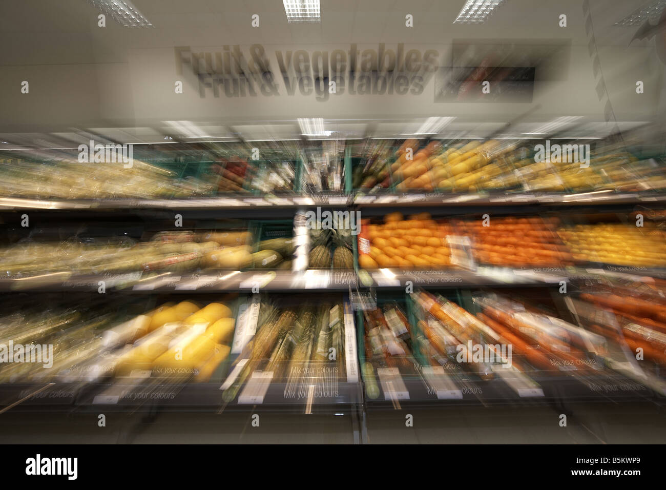 Les fruits et légumes au supermarché Les effets de flou Banque D'Images