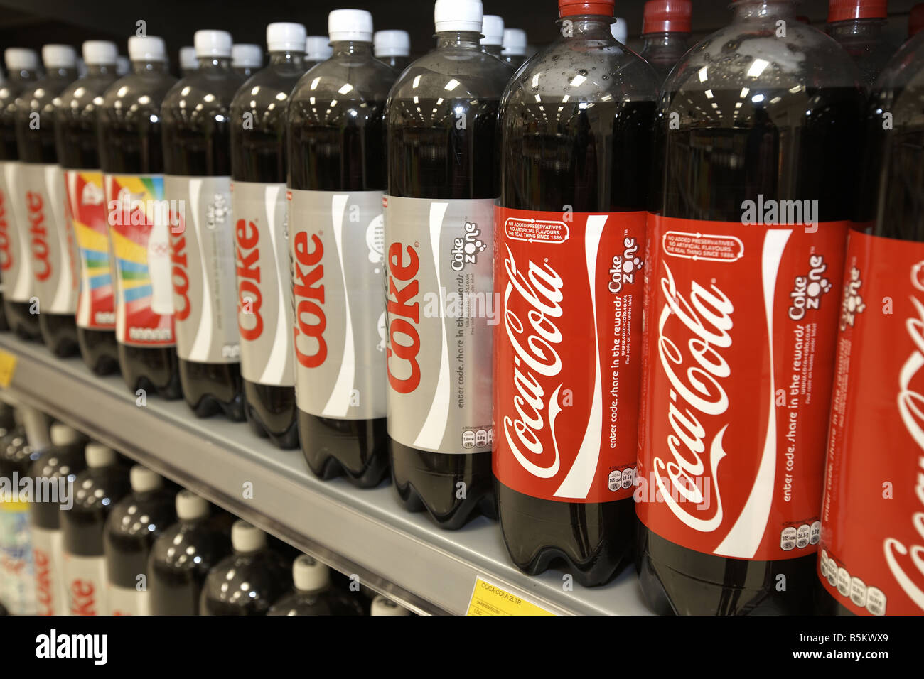 Les boissons gazeuses en exposition à l'intérieur de supermarchés Coka cola Banque D'Images Les boissons gazeuses en exposition à l'intérieur de supermarchés Coka cola Banque D'Images