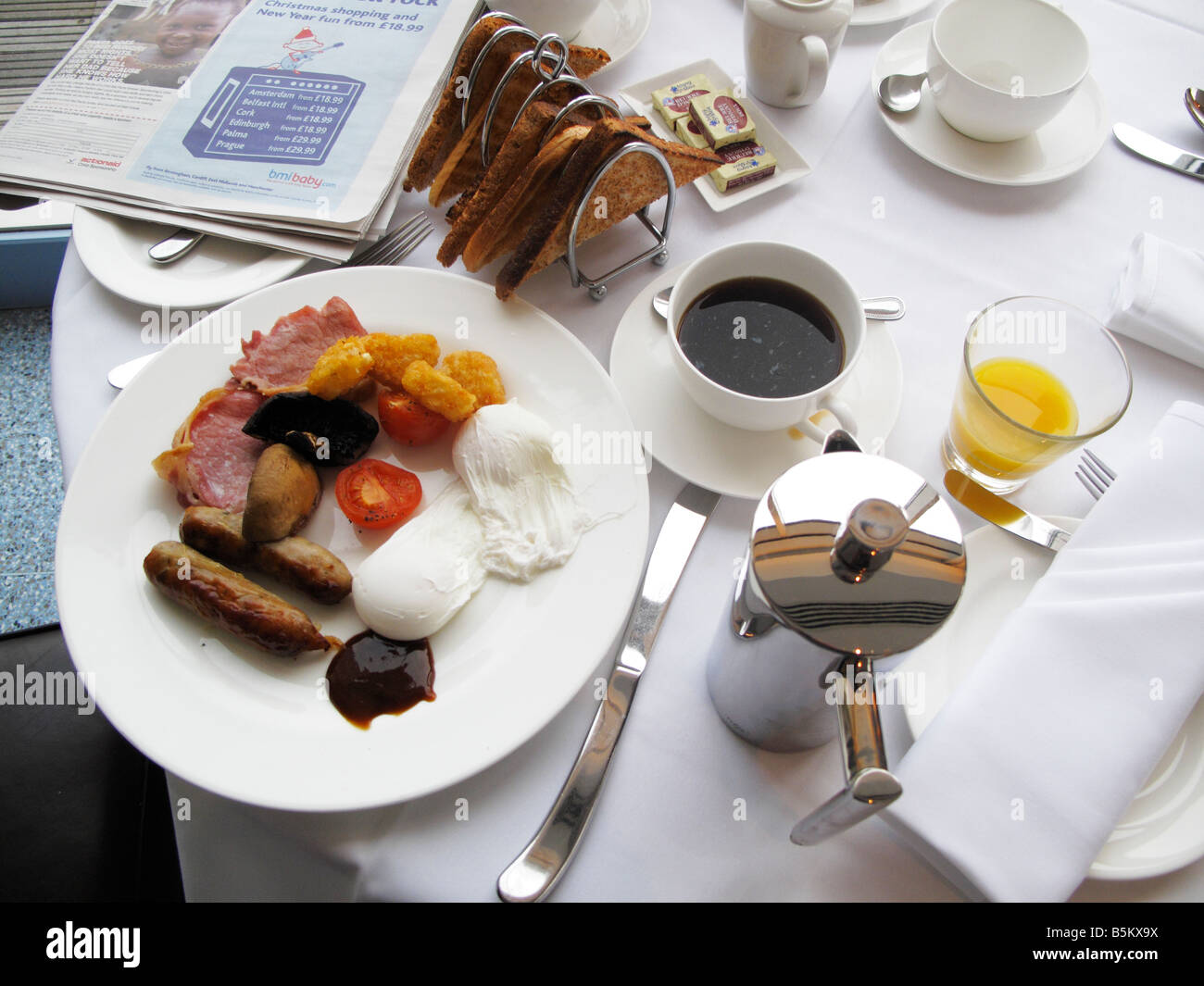 Tableau établi avec le plateau et tasses pour le petit-déjeuner anglais complet au St Davids Hotel 5 étoiles Cardiff, Pays de Galles, Royaume-Uni Banque D'Images