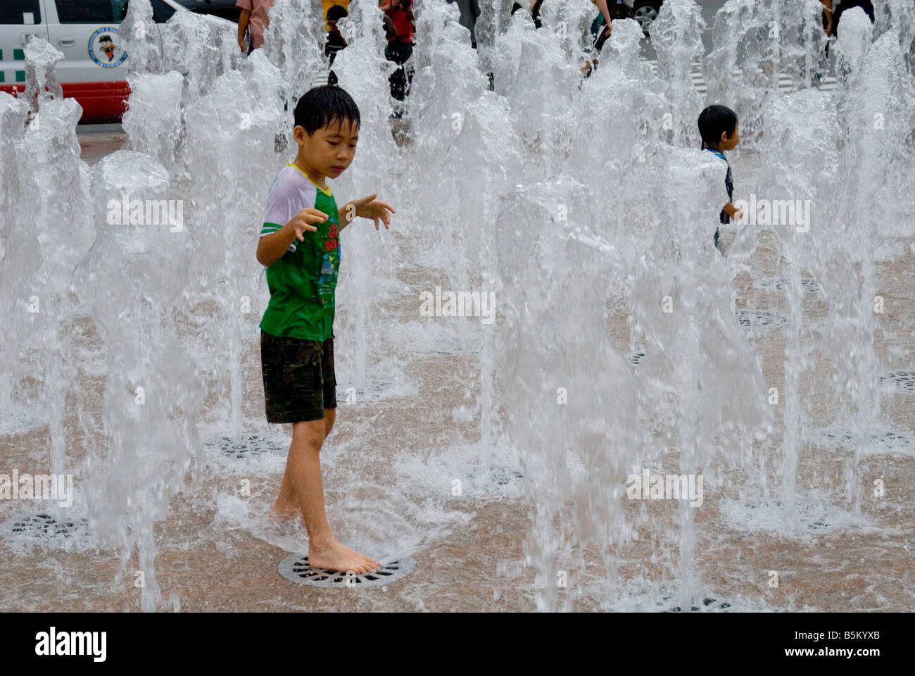 Garçon jouant dans une fontaine, Séoul, Corée du Sud Banque D'Images