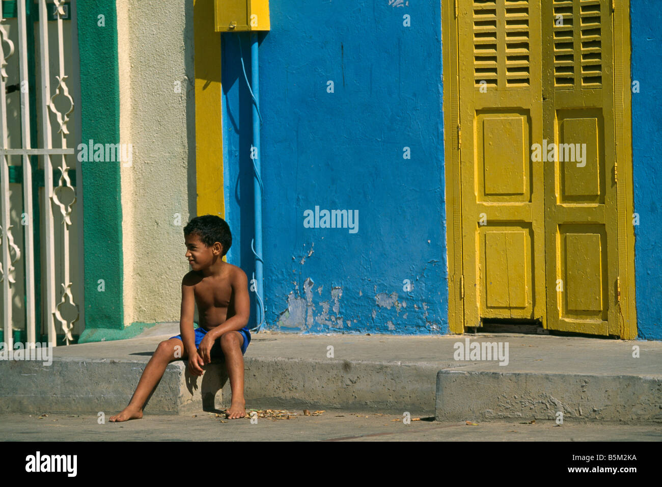 Garçon en face de la maison colorée, Maracaibo, Venezuela, Amérique du Sud Banque D'Images