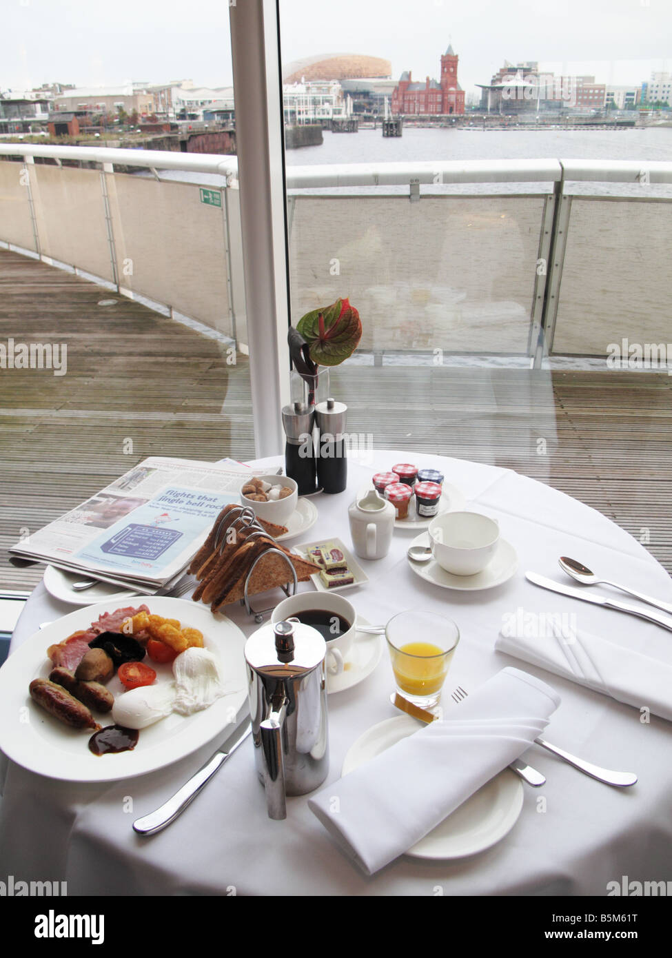 Le tableau établi pour un petit-déjeuner anglais complet au St Davids Hotel 5 étoiles Cardiff, Pays de Galles, Royaume-Uni Banque D'Images