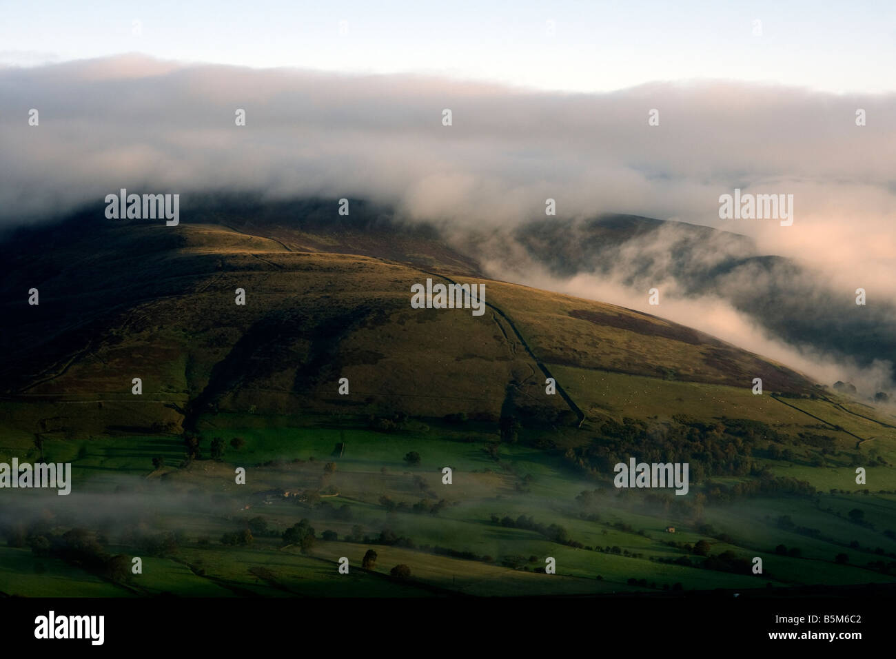 Vallée de la edale mam tor dans le parc national de Peak District anglais avec nuage sur les collines Banque D'Images