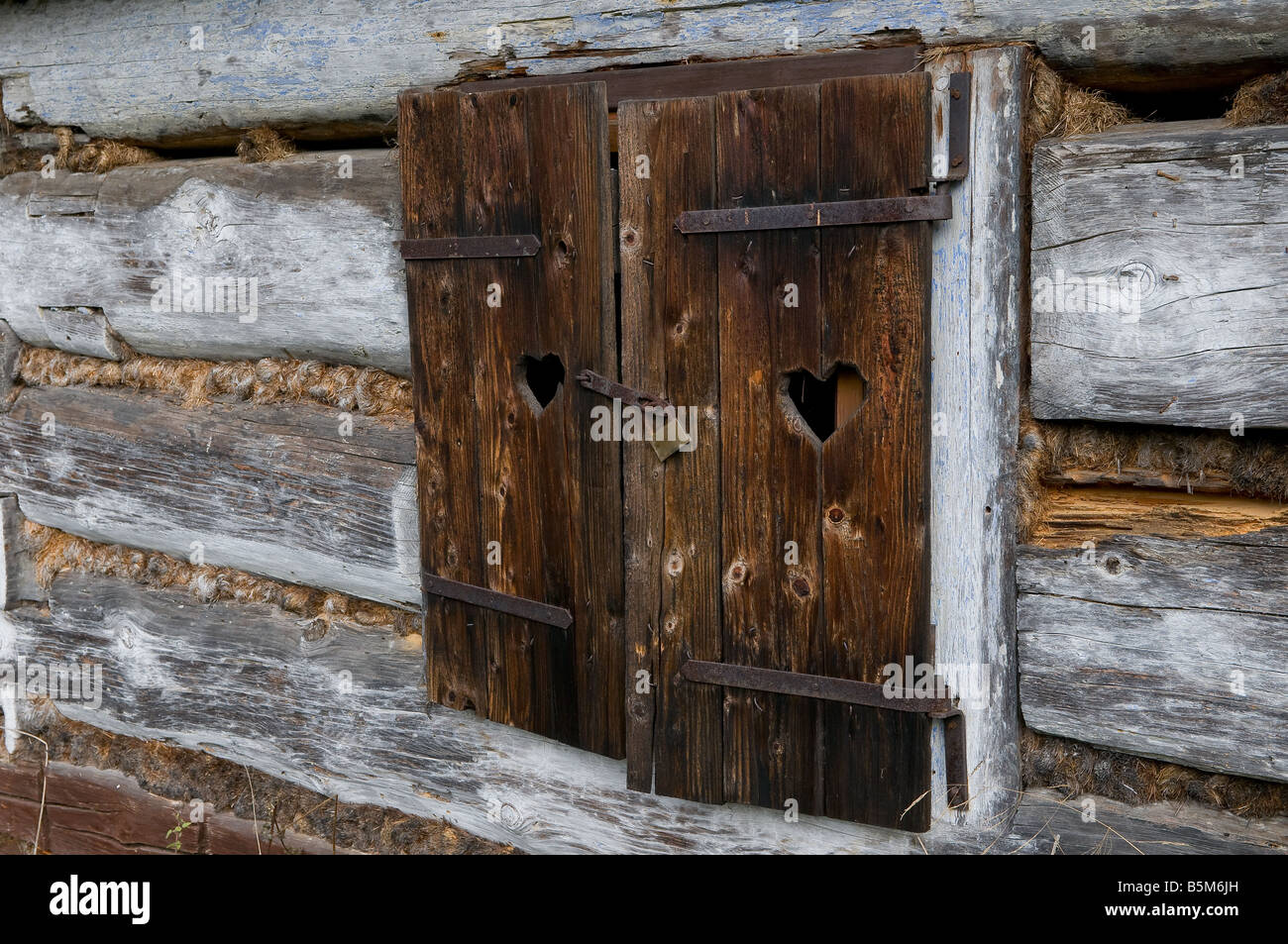 Vieille fenêtre fermée avec l'obturateur et la rouille woody vieux cadenas Banque D'Images