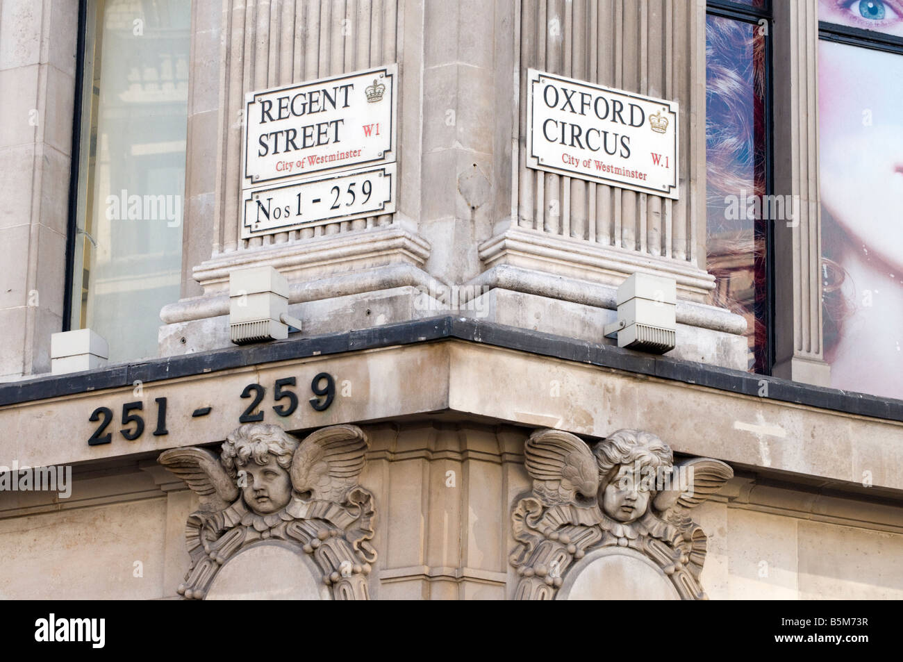 Les plaques de rue à l'angle de Regent Street et Oxford Circus, London England UK Banque D'Images