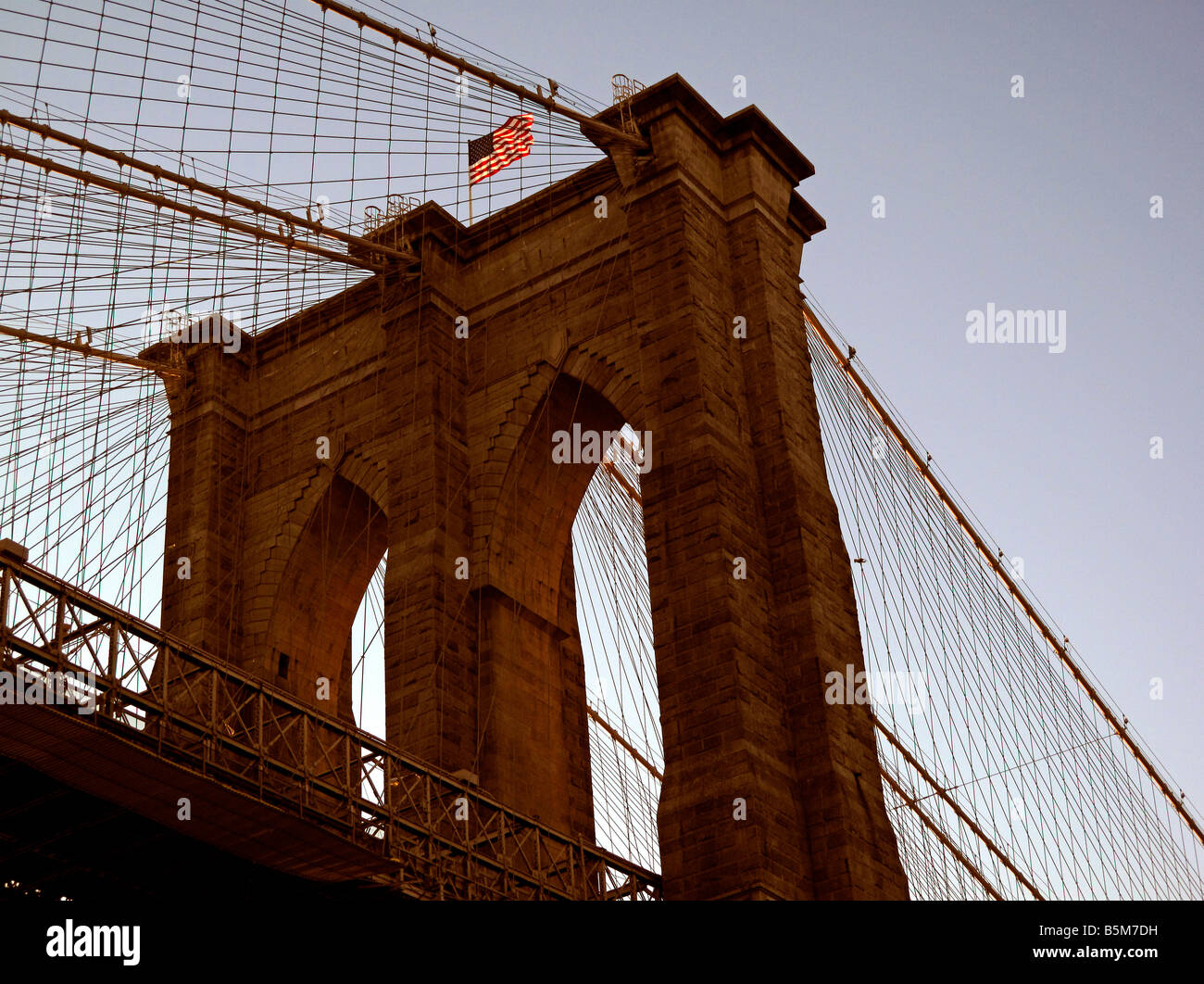 Pont de Brooklyn jusqu'à drapeau américain Banque D'Images