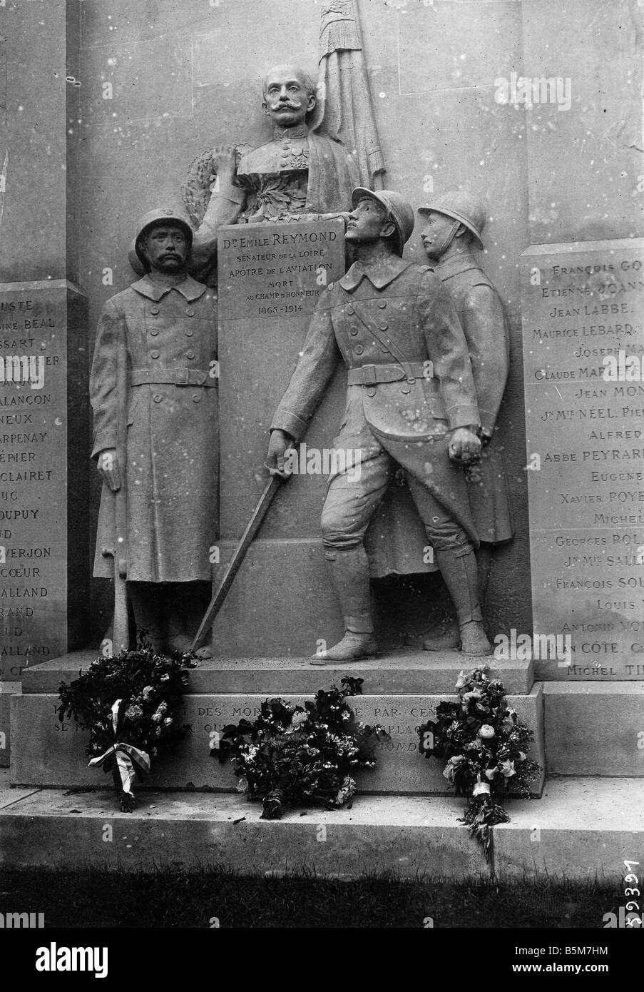 1FK 1089 H1 1920 Emile Reymond War Memorial avec buste Reymond Emile chirurgien français politi cian et pionnier de l'aviation 1865 1914 Mo Banque D'Images