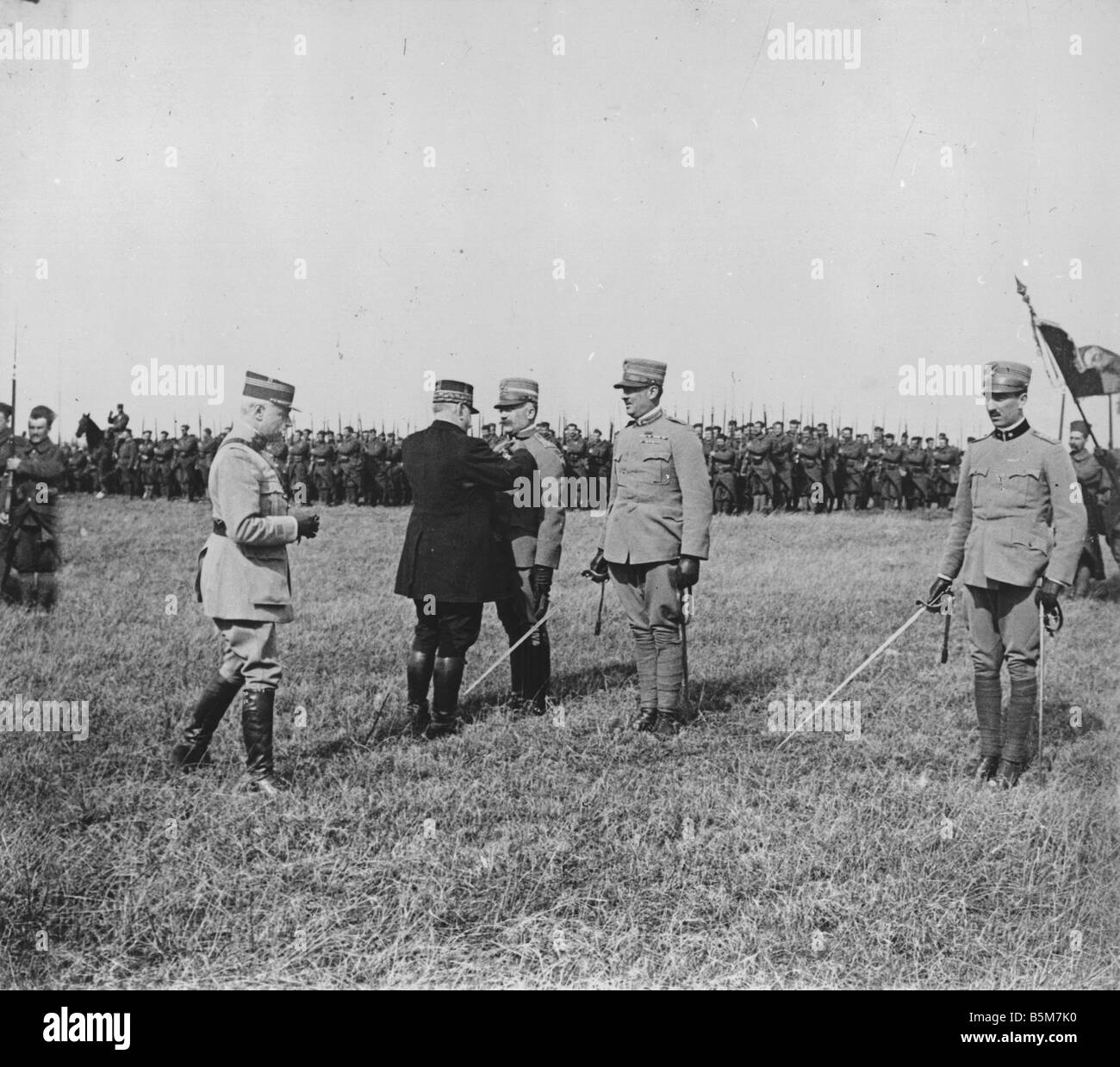 1FK 1817 F1916 WWI Joffre décore les officiers italiens Joseph Joffre maréchal français de 1916 comme commandant en chef de l'Amérique du Nord et Banque D'Images