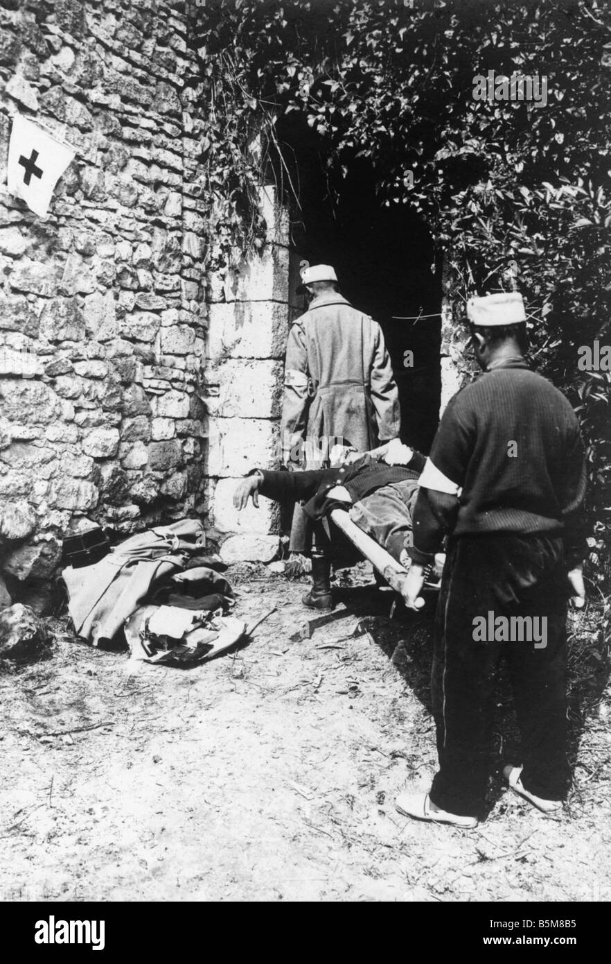 2 G55 F1 19154 France ambulance transportant des blessés de la PREMIÈRE GUERRE MONDIALE Histoire France ambulance transportant soldat français blessé à un champ Hospit Banque D'Images