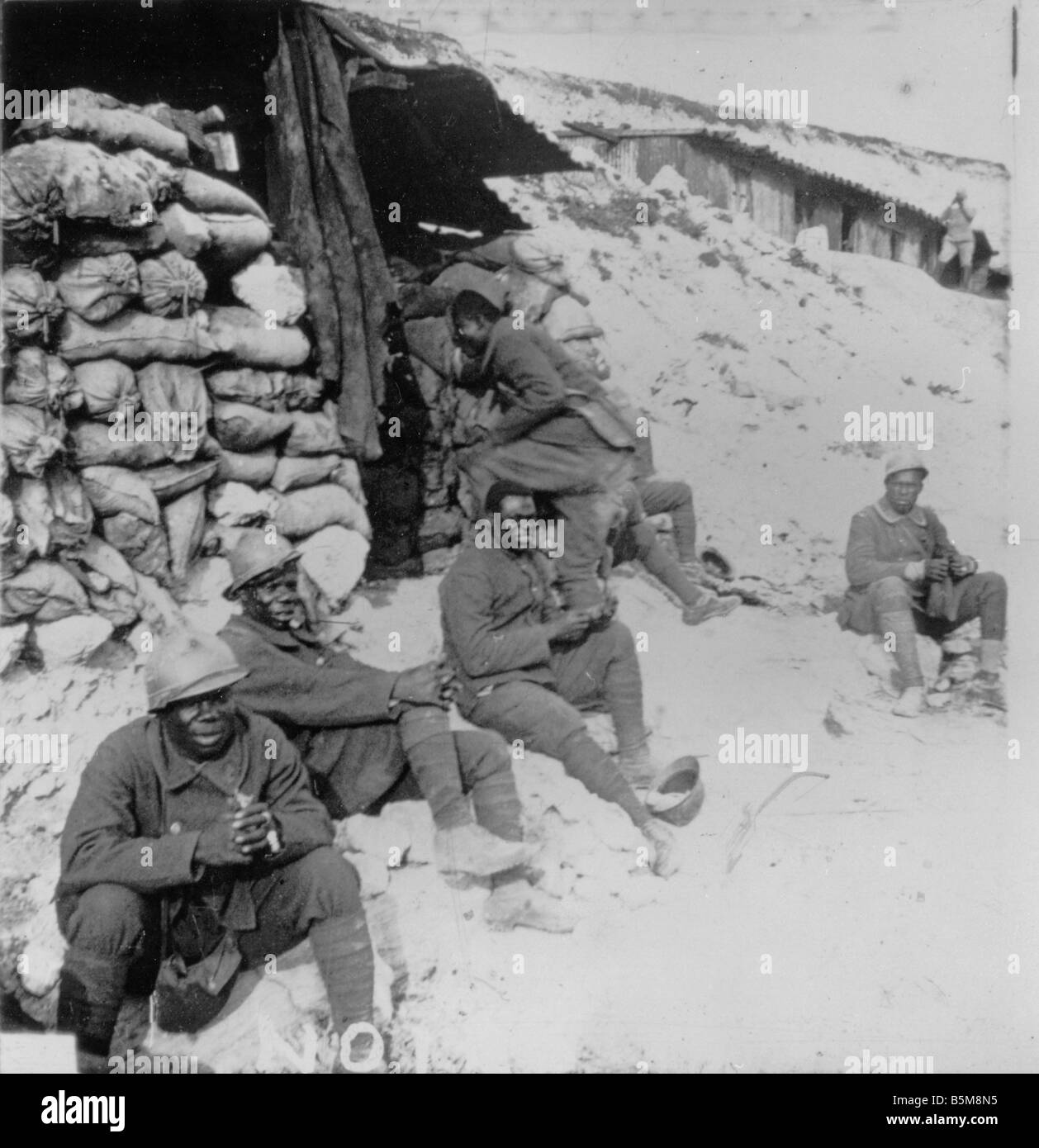 2 G55 H1 1915 2 World War I French soldats africains Histoire la première guerre mondiale troupes auxiliaires français soldats africains dans l'un de Français Banque D'Images