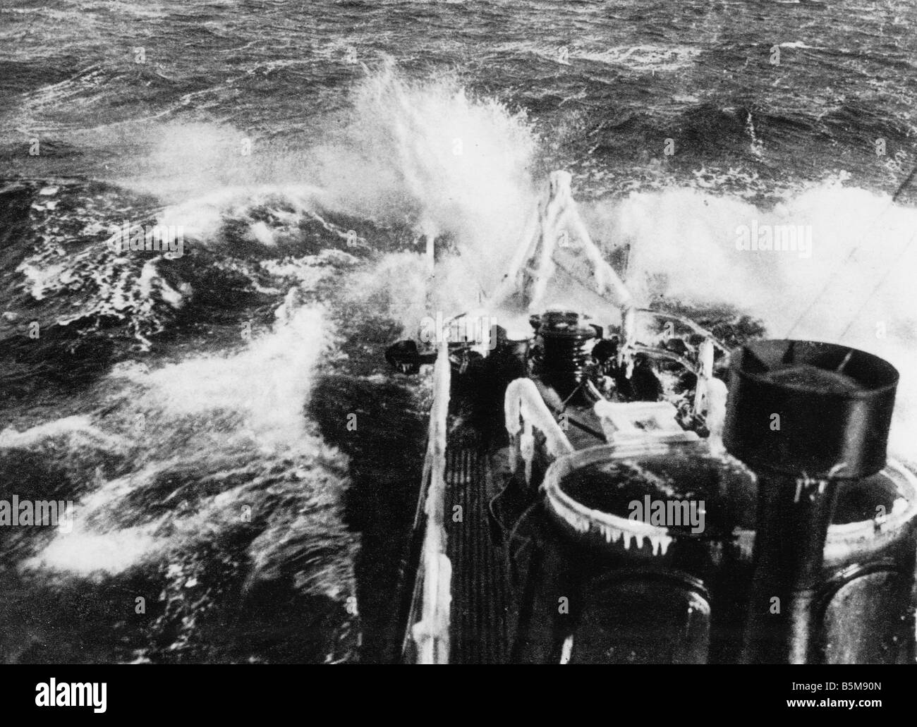 WW1 German navy navire torpille Histoire Première Guerre mondiale Guerre Navale navire lance-torpilles de la marine allemande en grosse mer Photo non daté Banque D'Images