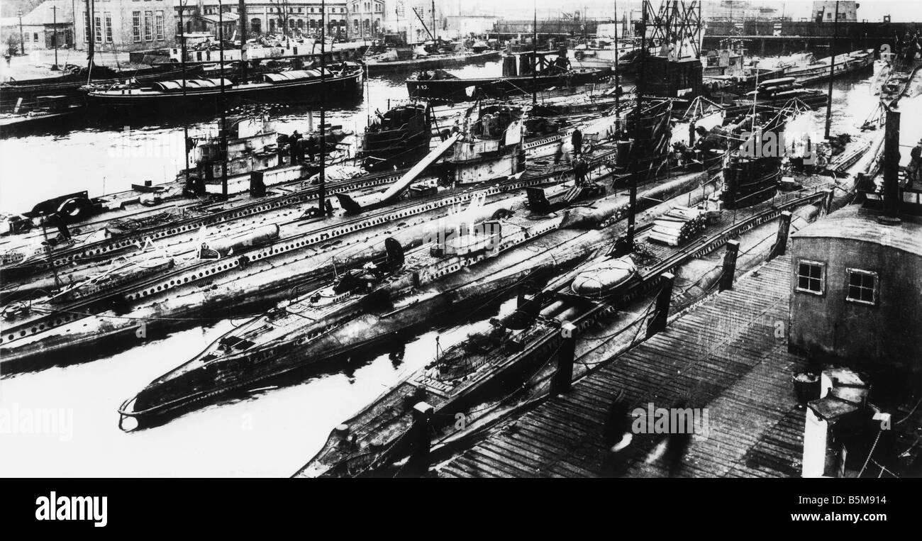 2 G55 M1 1917 10 E U à port bateaux allemand Première Guerre mondiale Première Guerre mondiale Histoire guerre sur mer Bateaux U étant armé devant un pupitre de Ph ion Banque D'Images