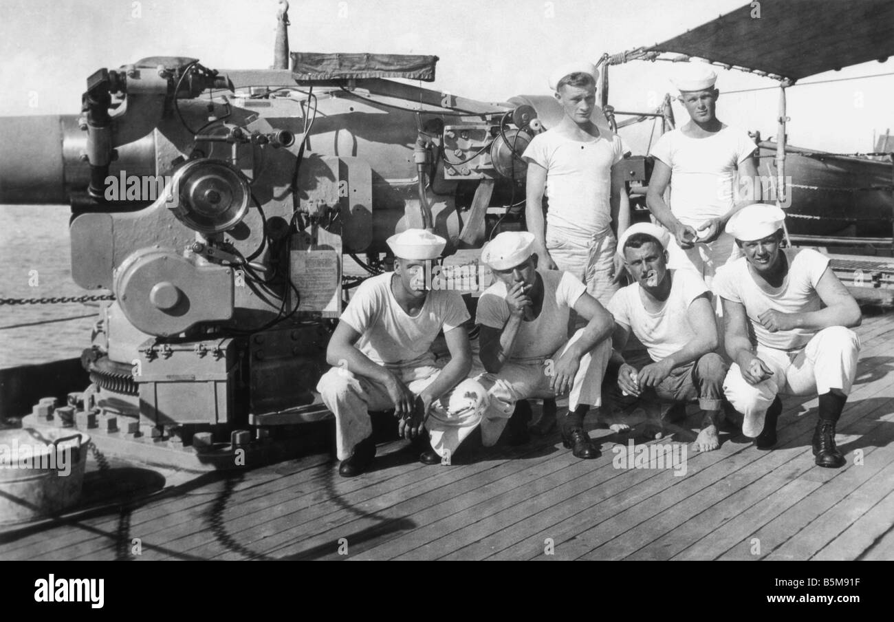 2 G55 M1 1918 3 F US Navy cannon crew Première Guerre Mondiale 1918 Histoire Première Guerre mondiale guerre sur mer équipe du canon sur le pont d'un Marine US destroye Banque D'Images