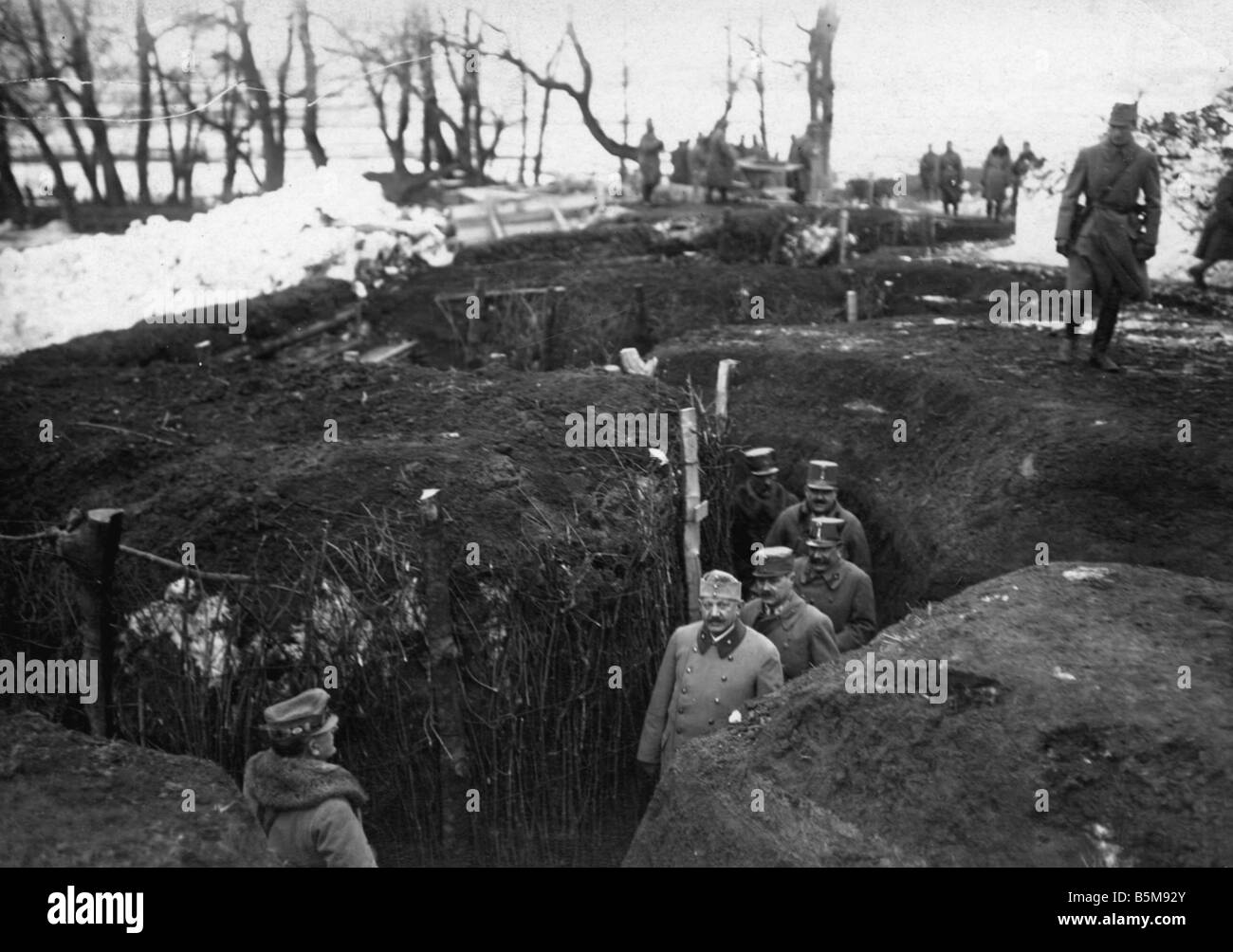 2 G55 O1 19151 tranchée autrichienne en Pologne russe Histoire La Première Guerre mondiale, Front de l'inspection d'un tranchée autrichienne en russe Banque D'Images