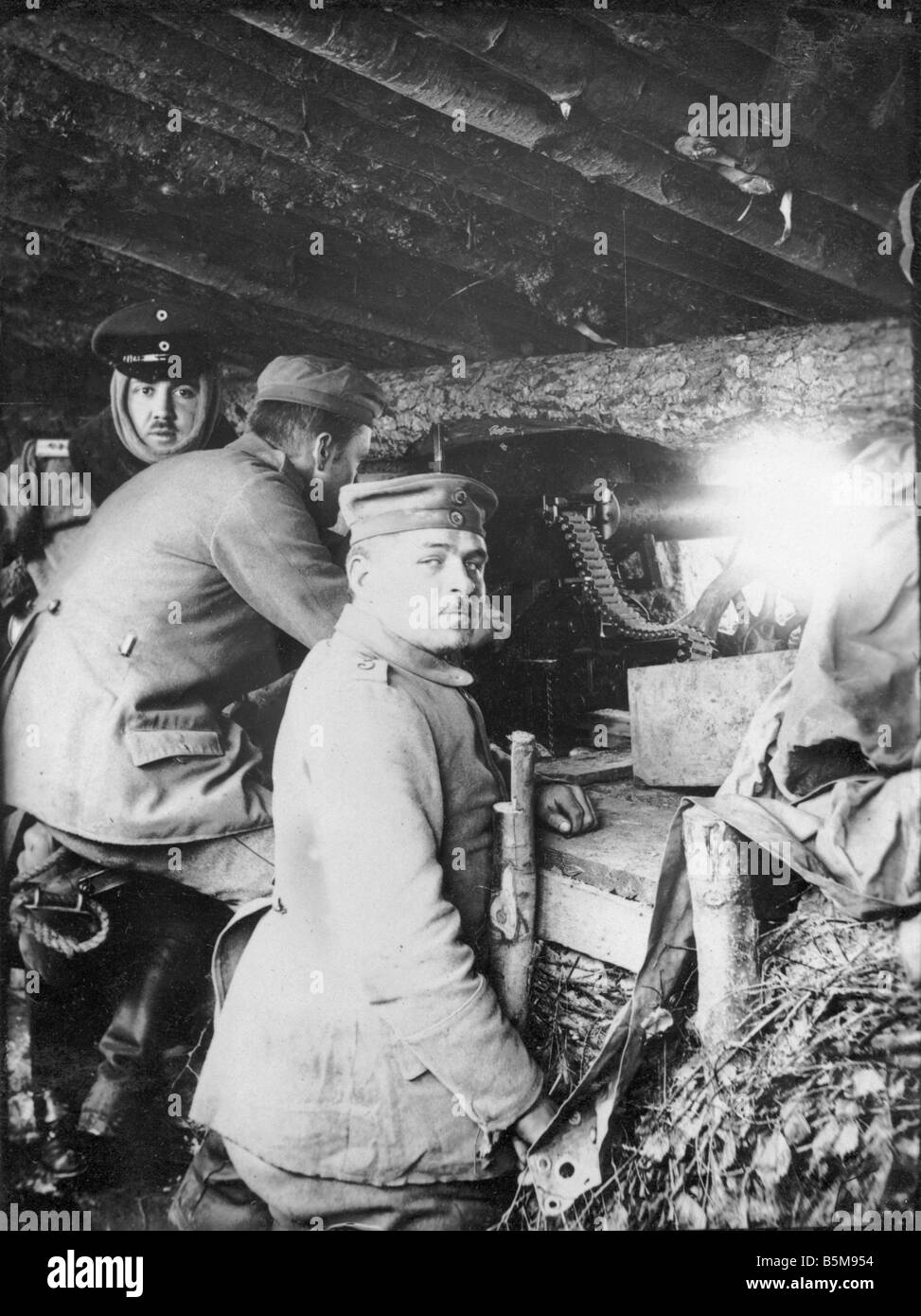 2 G55 O1 191635 canon allemand logement Front de l'Est 1916 Histoire Première Guerre mondiale, Front de l'est une mitrailleuse allemande dans une position shle Banque D'Images