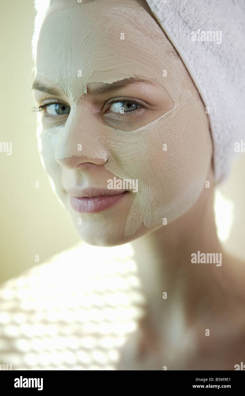 Une femme avec un masque facial. Banque D'Images