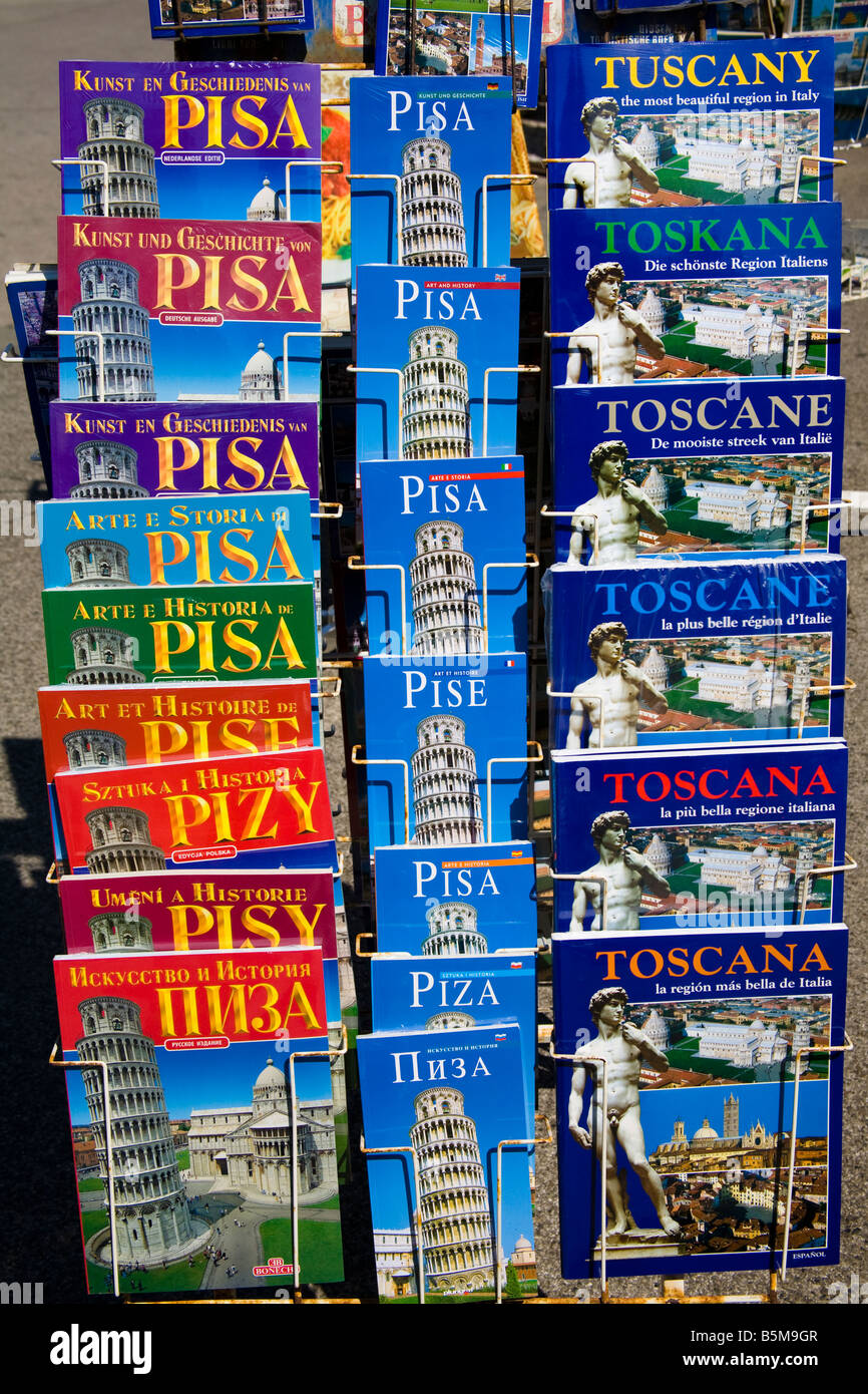 Des guides touristiques sur Pisa exposées à l'extérieur d'une boutique, Pise, Toscane, Italie Banque D'Images