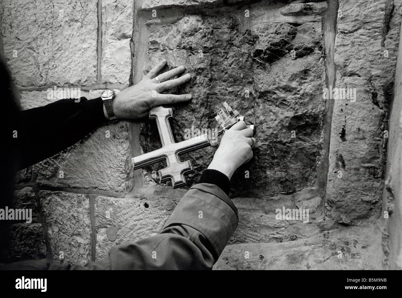 Pèlerins marcher jusqu'à la Via Dolorosa marquant le Chemin de Croix pendant la Semaine sainte, Jérusalem, Israël Banque D'Images