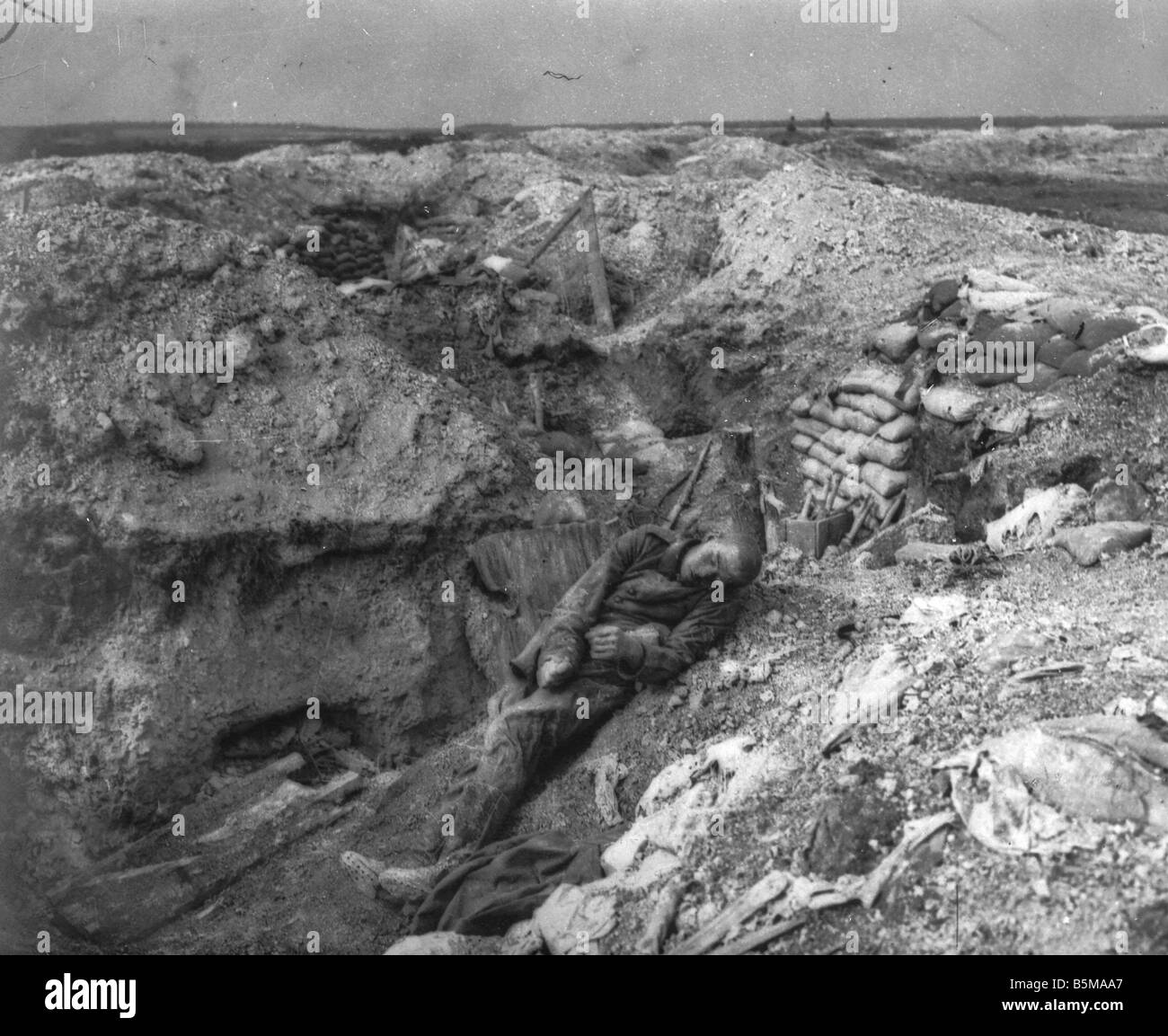 2 G55 W1 191518 bombardé tranchée allemande Première Guerre Mondiale 1915 Histoire Première Guerre mondiale, Front de l'Ouest près de Souain sur l' Aisne début 1915 a b Banque D'Images