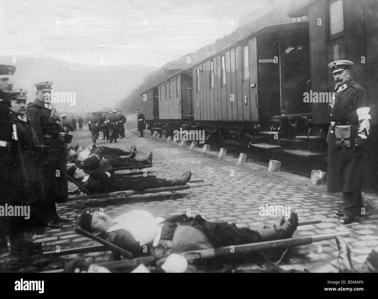 2 G55 W1 1918 21 Transport des blessés allemands WWI 1918 Histoire Première Guerre mondiale, Front de l'Ouest Transport de soldats allemands blessés bof Banque D'Images