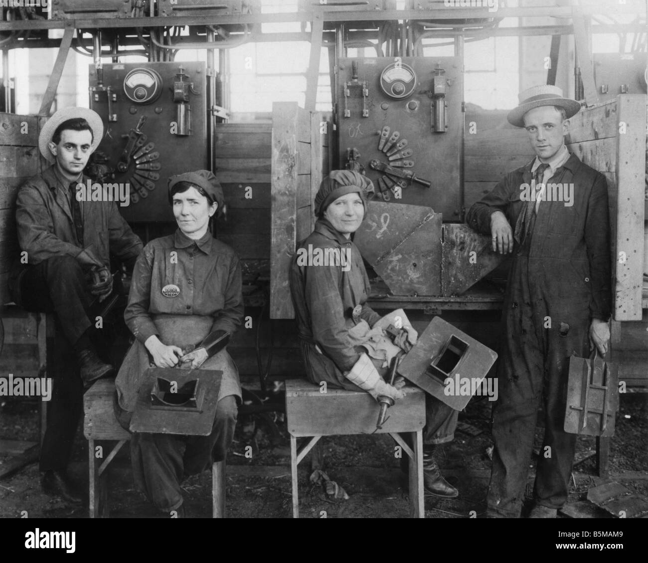 2 G55 W2 1918 5 E Femme soudeurs USA La Première Guerre Mondiale 1918 Histoire Première Guerre mondiale, l'économie de guerre USA Femme soudeurs sur Hog Island shipyar Banque D'Images