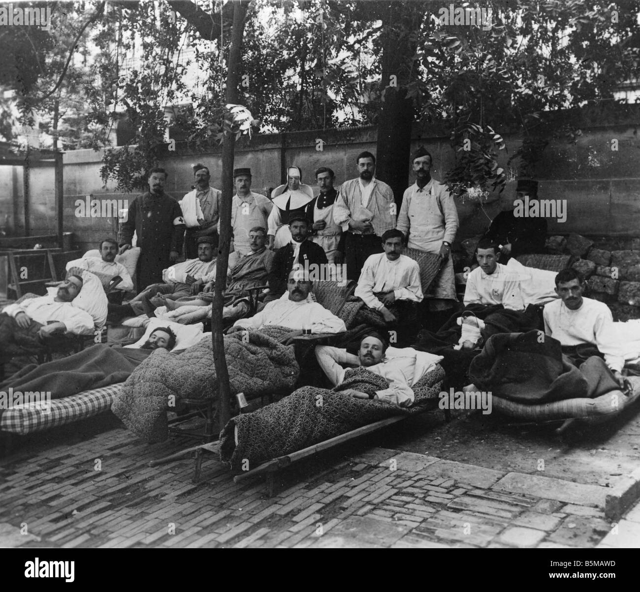 2 M60 L1 1917 17 E LA PREMIÈRE GUERRE MONDIALE, l'hôpital de campagne français des soins médicaux militaires photo photo de groupe des infirmiers et infirmières blessées dans un domaine français Banque D'Images