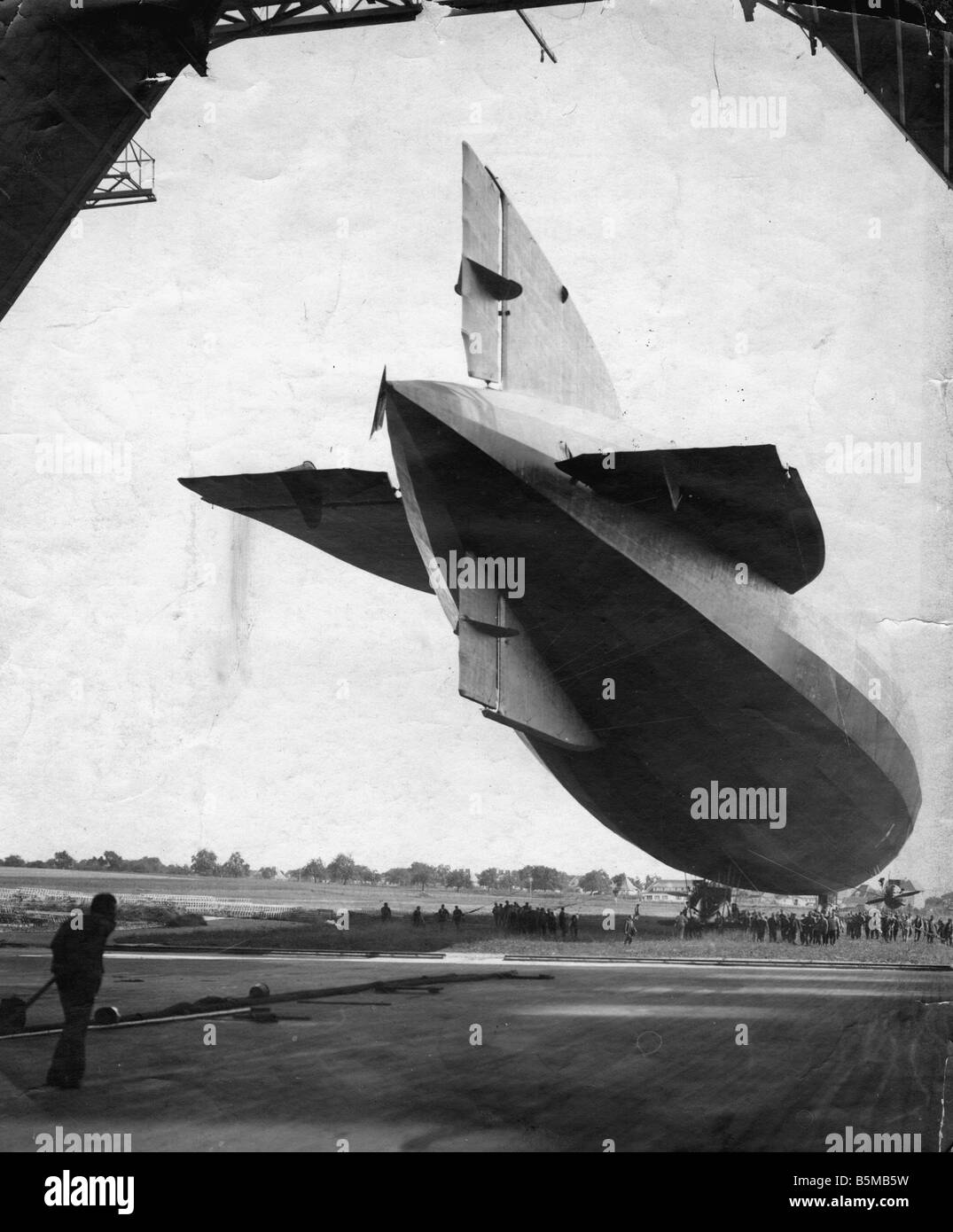 Le dirigeable de la marine L'Aviation de transport 53 1917 Photo Marine dirigeables airship L 53 introduit dans le hangar queue première Photo 1917 Banque D'Images