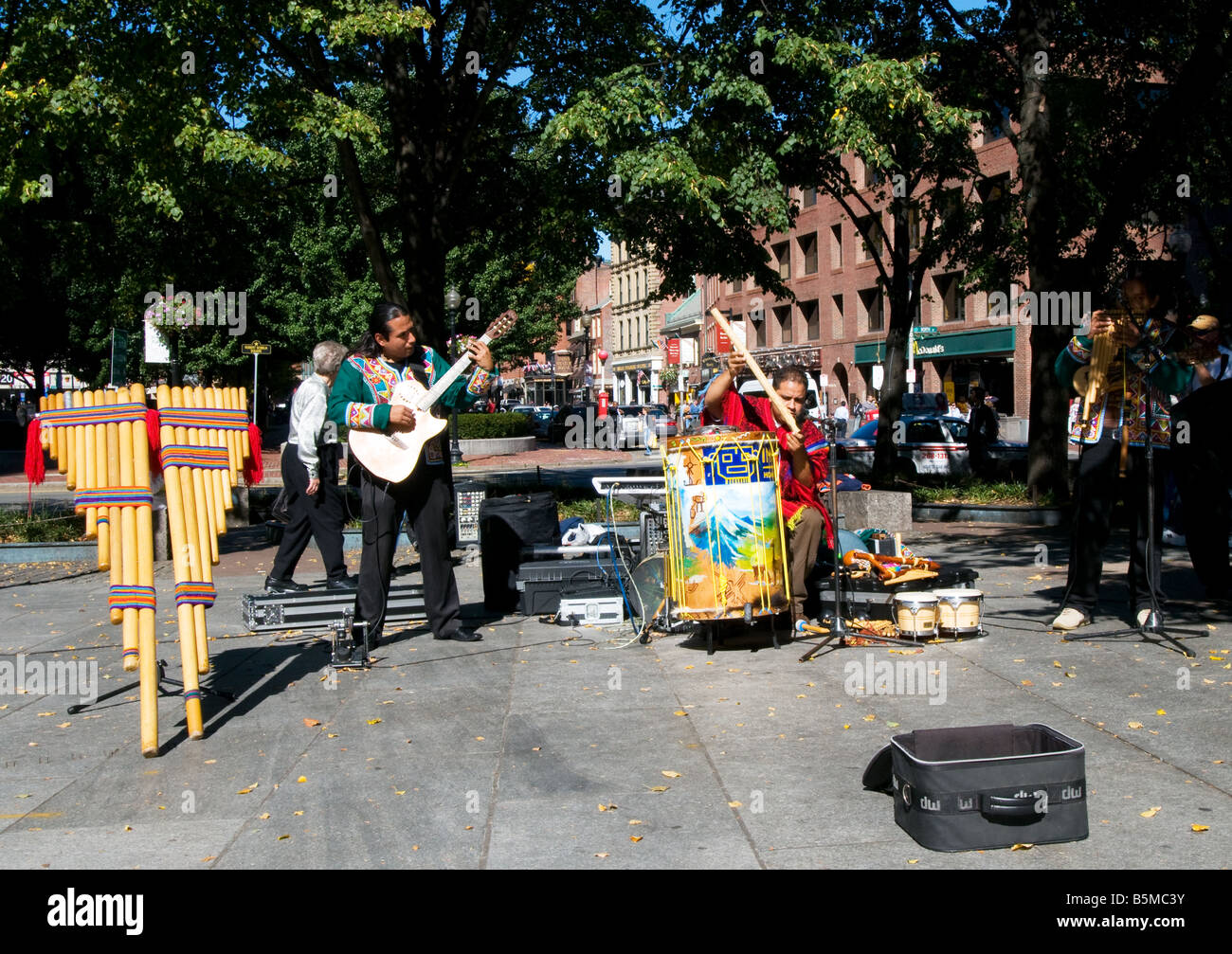 Des musiciens de rue jouer à une foule sur une journée d'automne ensoleillée, près de Faneuil Hall, Boston, New England USA Banque D'Images
