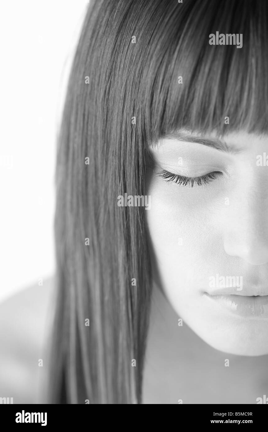 Une femme avec les cheveux droits et les détonations Banque D'Images