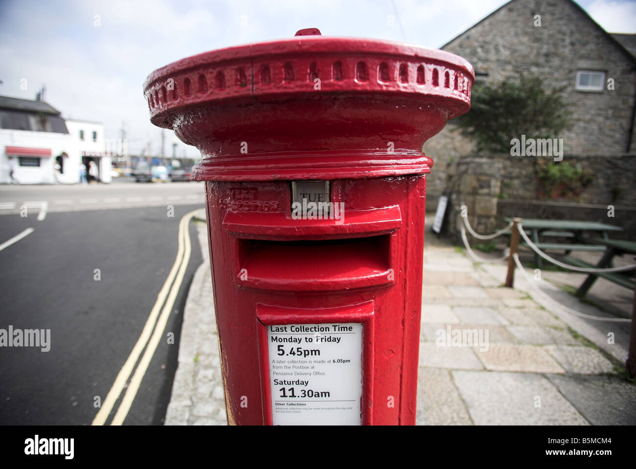 Un traditionnel anglais, British Post box sur la rue à Penzance, Corwall dans l'ouest de l'Angleterre. Banque D'Images