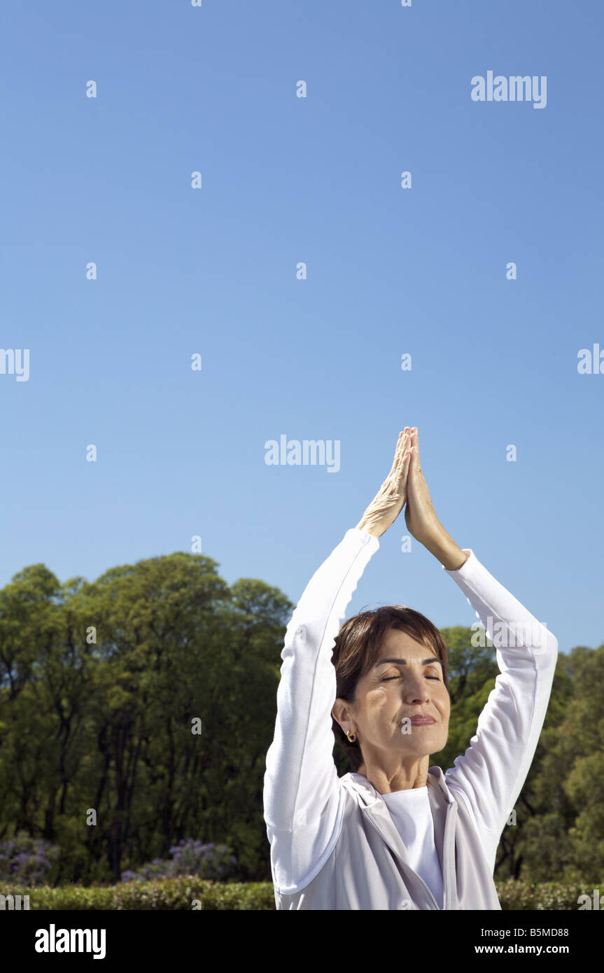 Une vieille femme pratiquant le yoga Banque D'Images