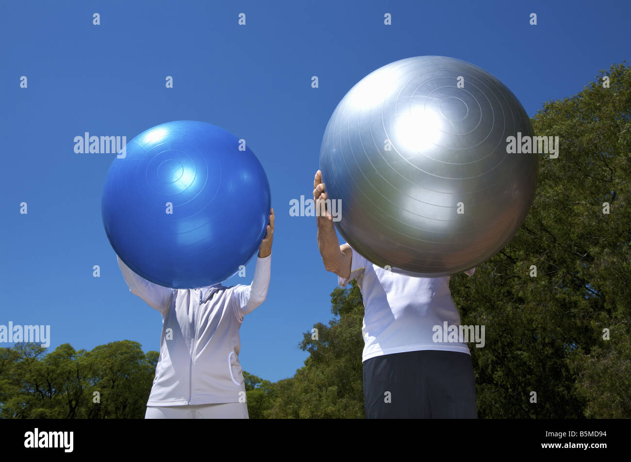 Un couple holding exercise balls Banque D'Images