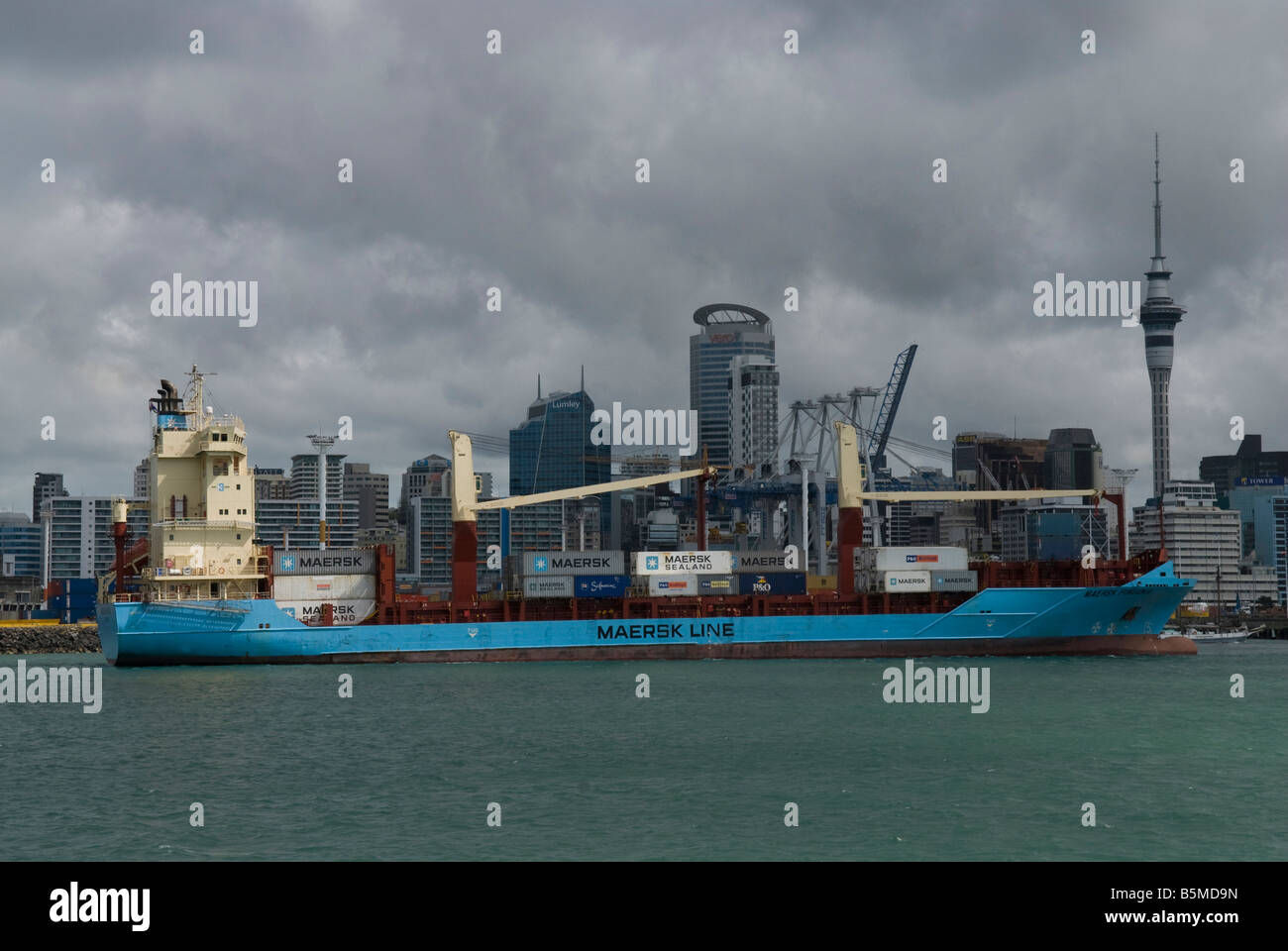 Le Maersk Fukuoka, un porte-conteneurs, dans le port d'Auckland, île du Nord, en Nouvelle-Zélande. Les conteneurs des navires entre la Nouvelle-Zélande et les îles du Pacifique. Banque D'Images